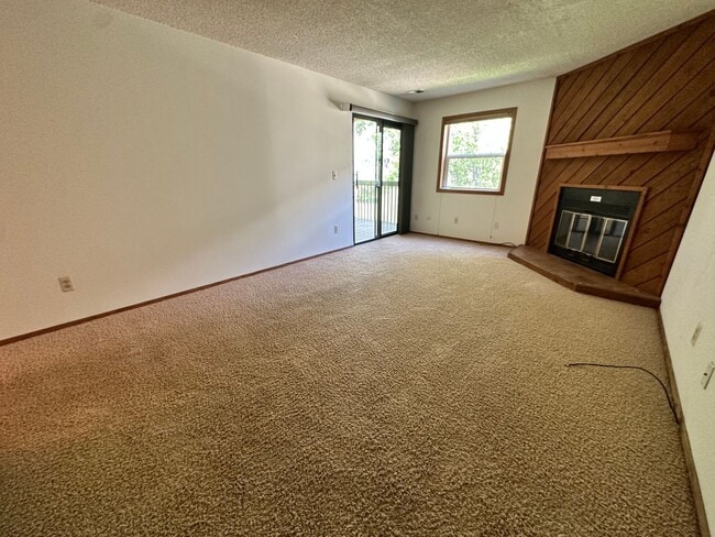Building Photo - Charming 1-Bedroom Condo with Great Amenities