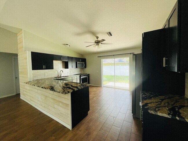 Foto del edificio - *UPDATED NORTH PORT 3/2/2 HOME*