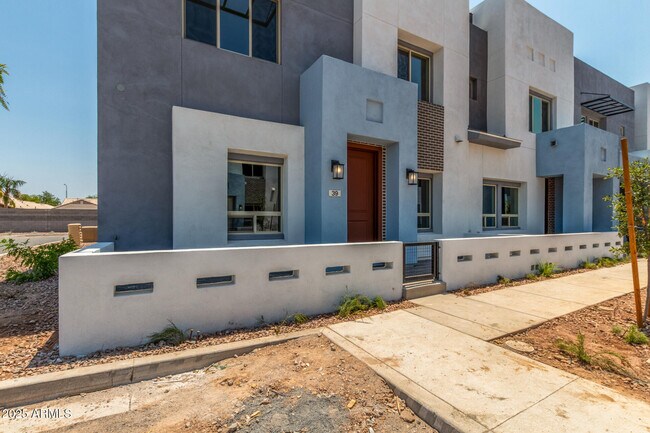 Foto del edificio - 733 E Commonwealth Ave