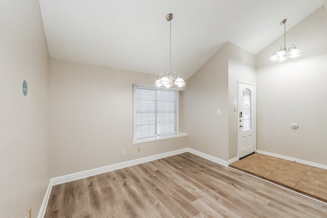 Foto del edificio - 8530 Sunny Ridge Dr