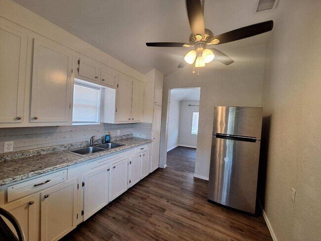 Building Photo - Tuloso area-Cozy 2/1 only-Prime Location!!