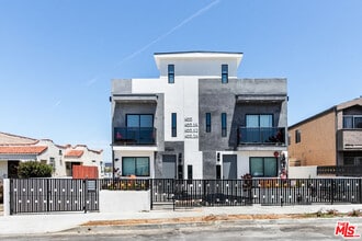 Building Photo - 4615 St Charles Pl