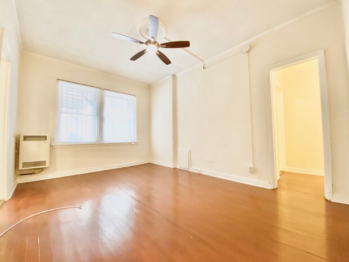 Foto principal - 826 S Hobart Blvd