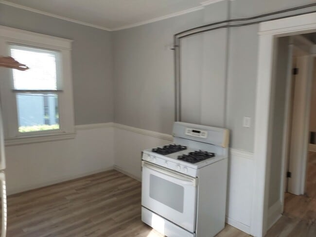 Building Photo - Spacious 2 Bed, 1 Bath Apartment for Rent