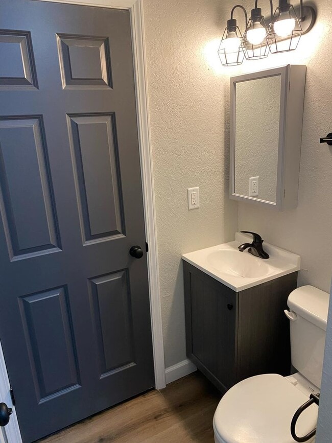 Building Photo - Long Term - 12 Month Lease! Available Now! 2 Bed/1.5 Bath Two Story Townhouse Osage Beach