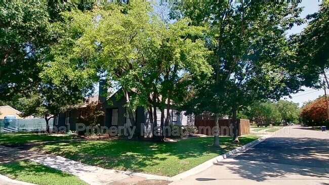 Foto del edificio - 5830 Kenwood Ave