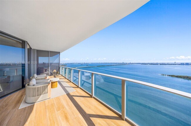 Foto del edificio - 700 NE 24th St