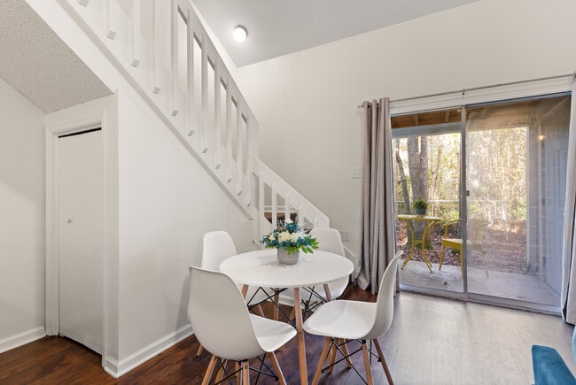 Foto del edificio - 300 S Grove Blvd