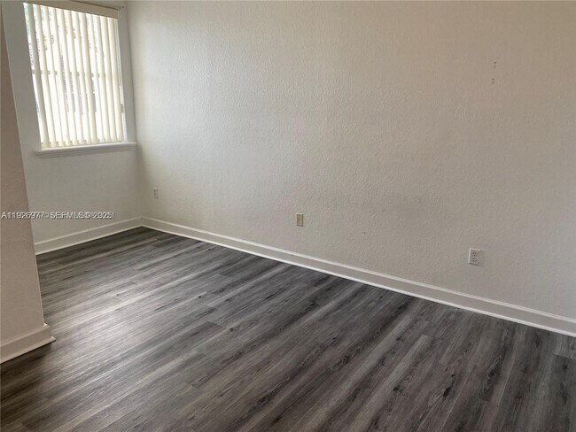 Foto del edificio - 5630 NW 107th Ave