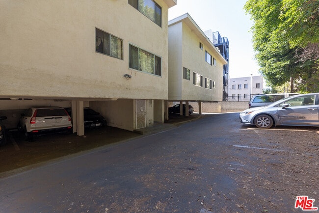 Foto del edificio - 275 Lucas Ave