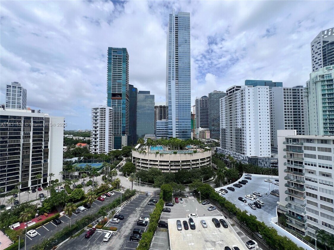 Building Photo - 1420 Brickell Bay Dr