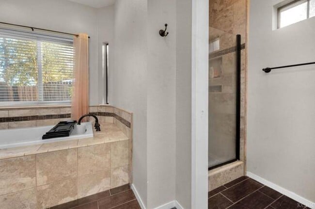 Building Photo - Spacious Hanford home Available soon!