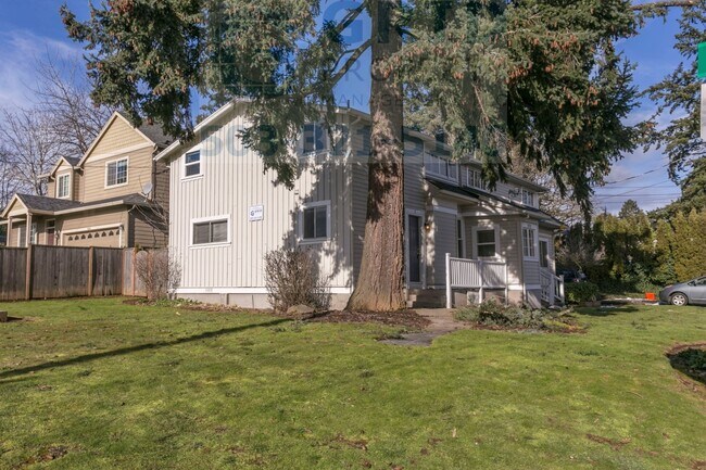 Foto del edificio - Charming 2 Bedroom Apartment Available in Milwaukie - Private Fenced-In Yard!