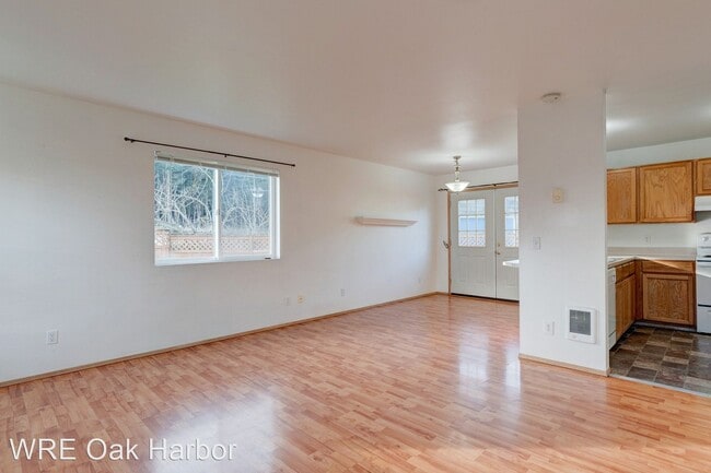 Building Photo - 3 br, 2.5 bath House - 402 NW Meadow Court
