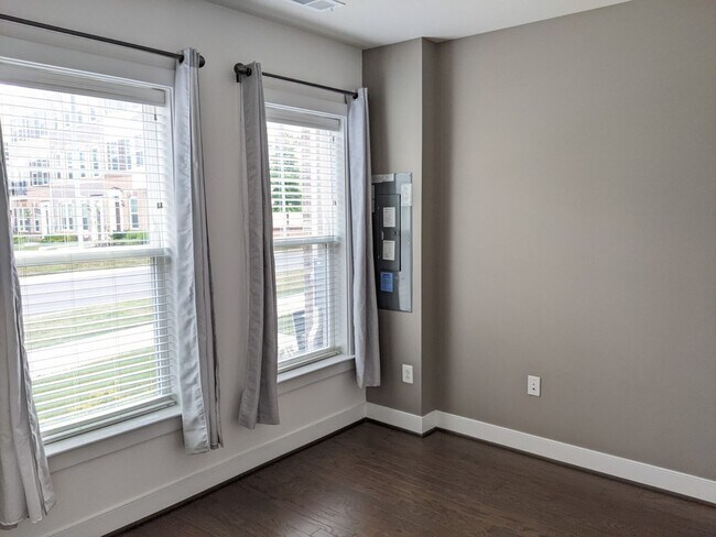 Building Photo - Gorgeous Newer Build (2019) 4 level townho...