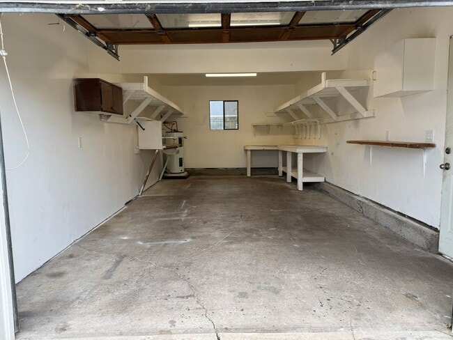 Building Photo - Beautifully updated private upstairs apartment in a great neighborhood!