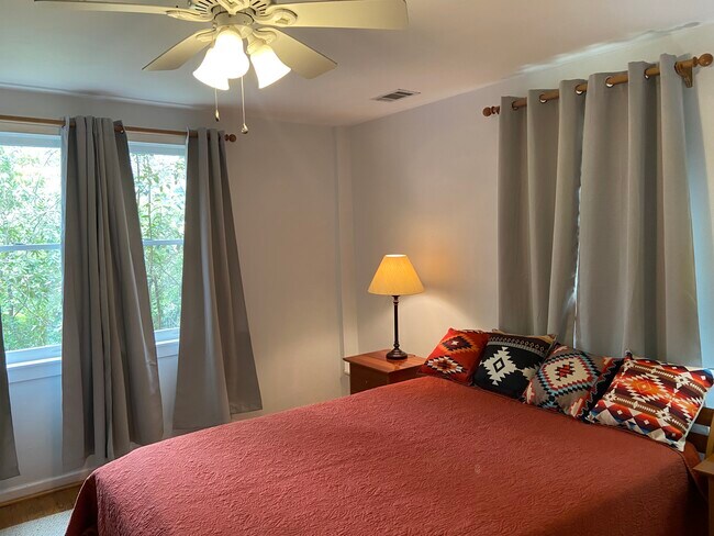 Dormitorio de 14' x 13'6'' - 981 Underwood Ave SE