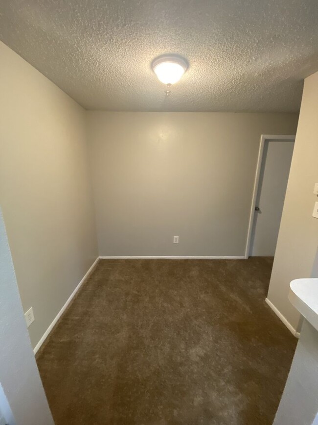 Building Photo - 1 bedroom 1 bath with Fireplace, and washe...