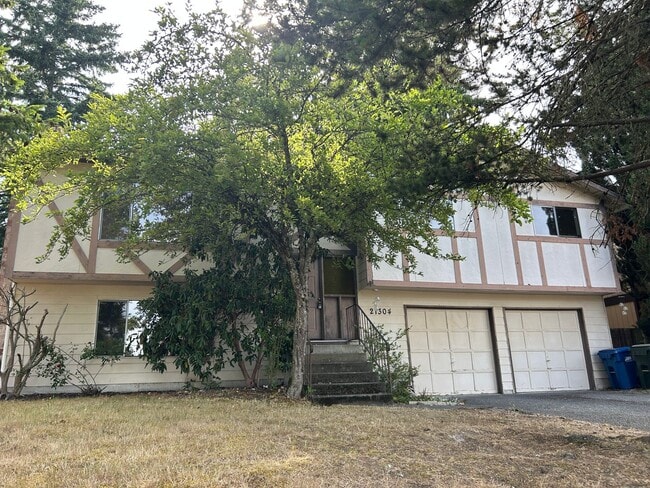 Foto del edificio - Renovated 3 Bed, 2.5 bath home w/2-car gar...