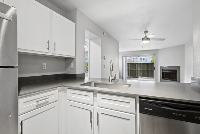 Building Photo - Sterling Pointe