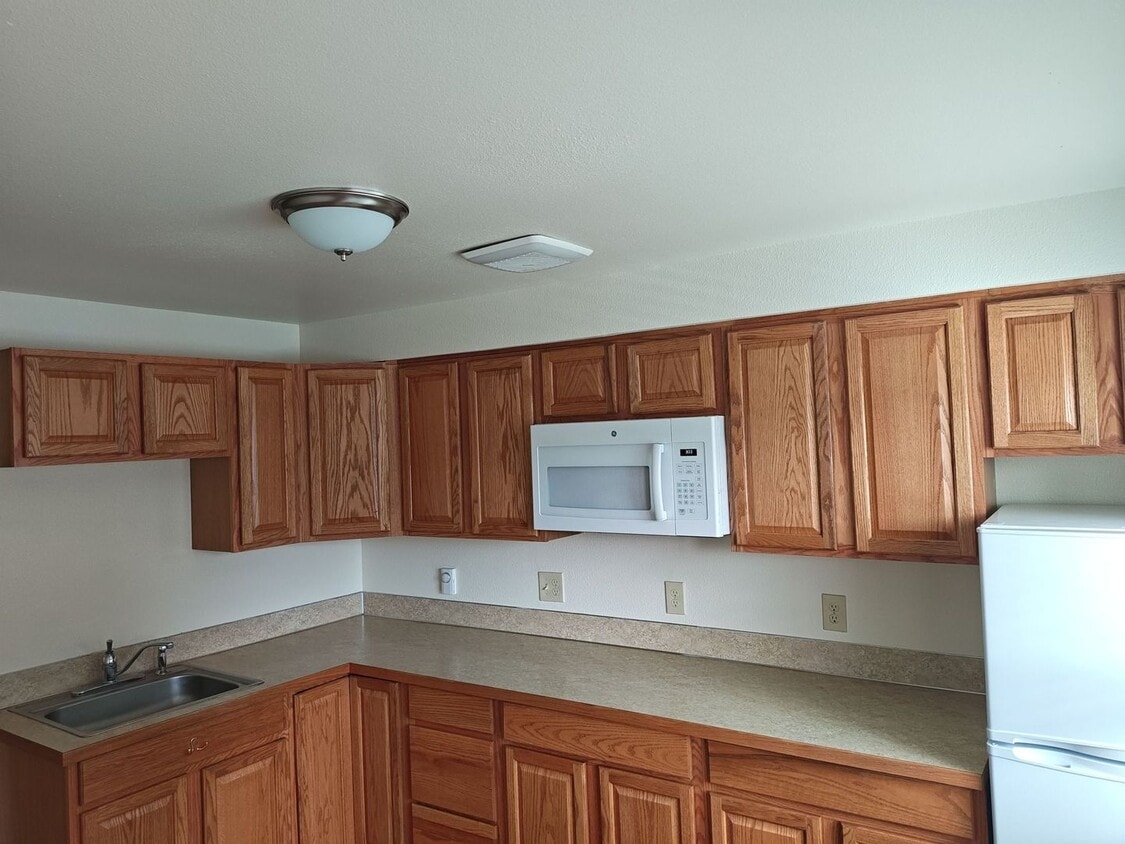 Building Photo - Studio!