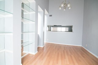 Foto del edificio - Spacious & Private Move In Ready Townhome ...