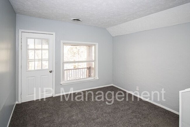 Building Photo - 2 BEDROOM/1 BATH REMODELED UPSTAIRS UNIT