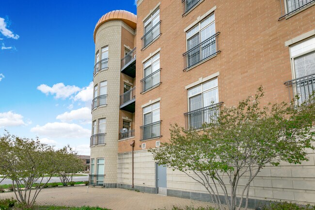 Building Photo - 6425 W Touhy Ave