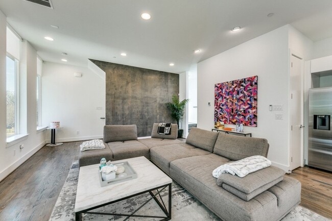 Building Photo - 345 Mathey Ct