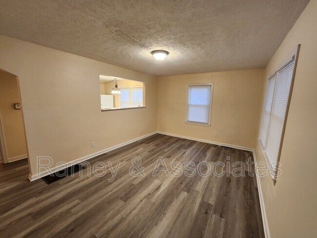 Building Photo - 1726 Sonne Ave