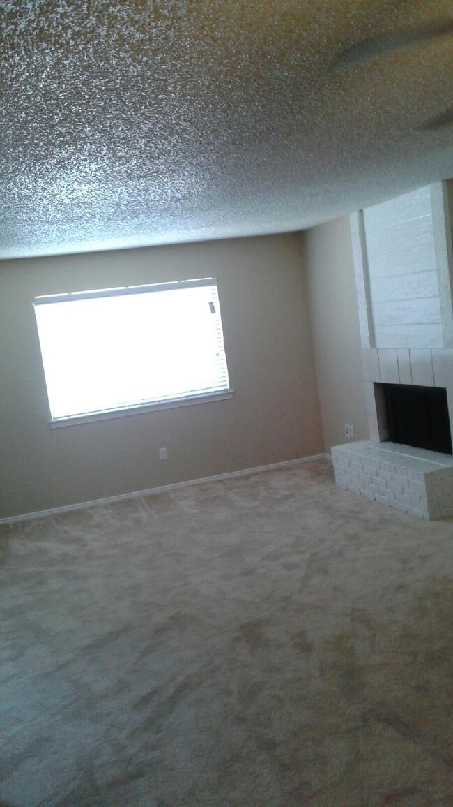 Building Photo - 1401 Tennis Dr