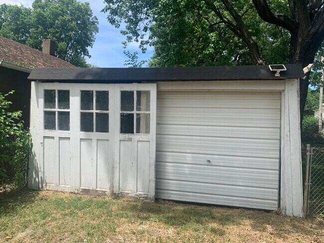 Building Photo - 2209 W Callender Ave
