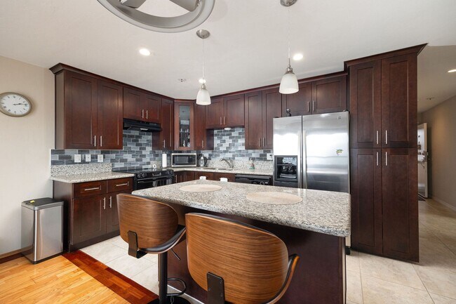 Foto del edificio - Oceanfront 2 bedroom condo available, full...