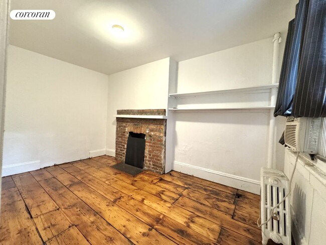 Foto del edificio - 327 W 18th St