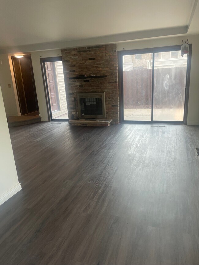 Sala de estar con patio y chimenea. - 4733 Cedar Lake Rd S