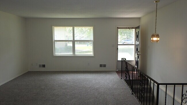 Building Photo - Rental Ready- Townhome in Raytown - 3bed 1...