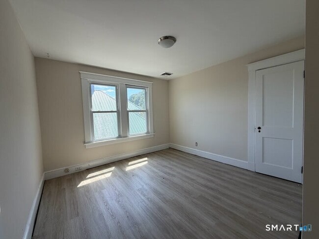 Foto del edificio - 887 Howe Ave