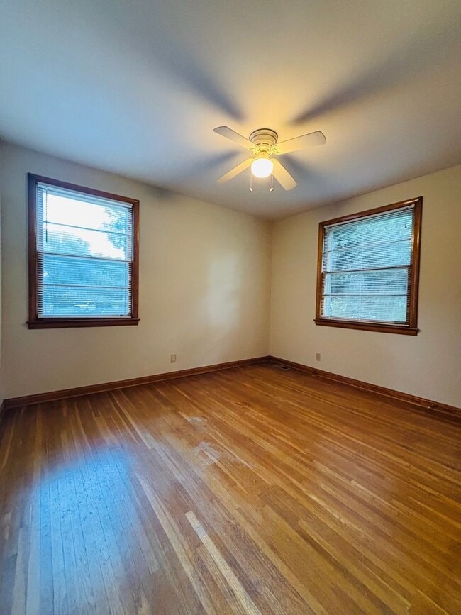 Building Photo - 126 Cottage Ln