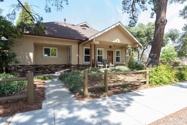 Building Photo - 596 Pettis Ave