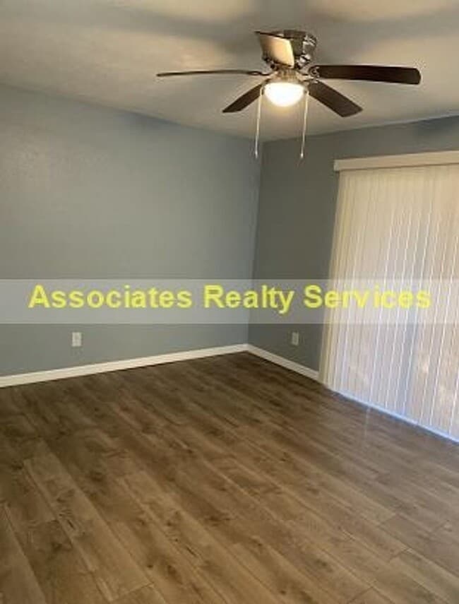 Foto del edificio - 2 Bed/2.5 bath End Unit Town home!  LOOK !!!