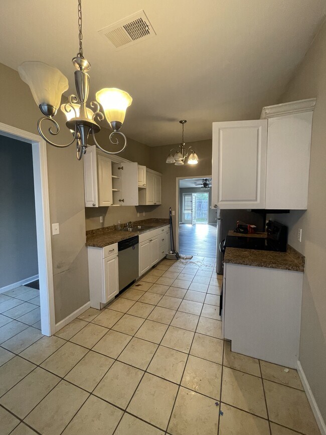 Foto del edificio - 653 Two Notch Rd