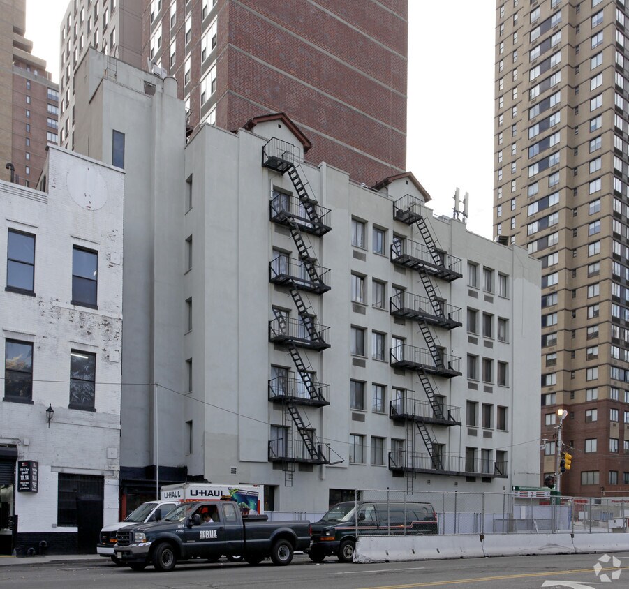 Building Photo - 300 E 96th St