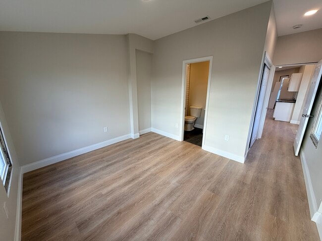 Building Photo - 3 E Overlea Ave