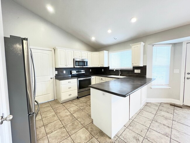 Building Photo - 5 Bedroom/3 Bathroom Home in Lehi