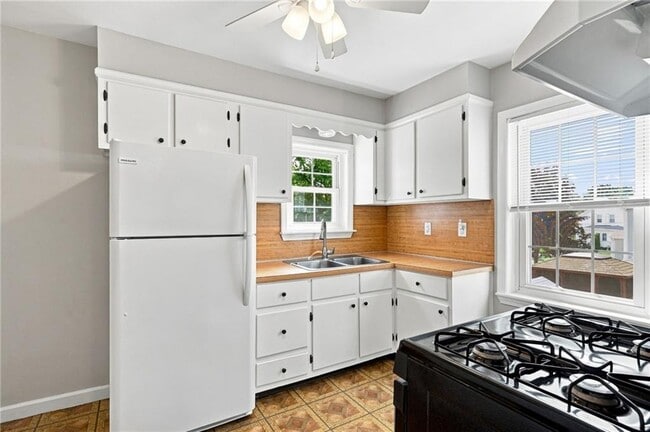 Building Photo - 51 Pettaconsett Ave