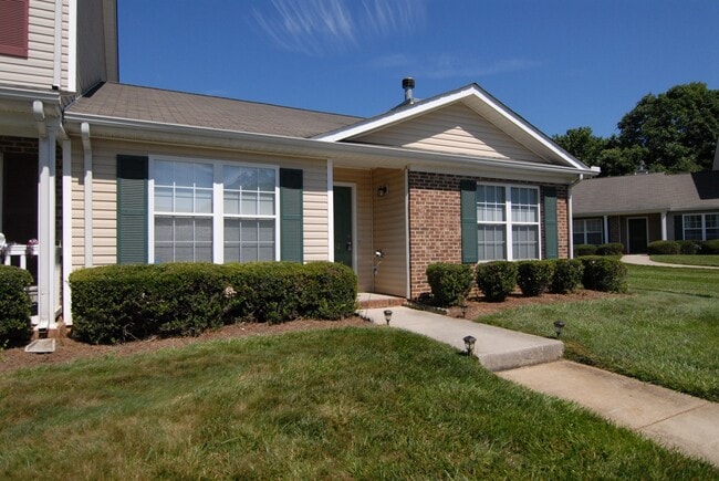 Building Photo - Charming 3 bedroom 2 bath Townhouse w/ fenced in yard located off Guilford College Road!