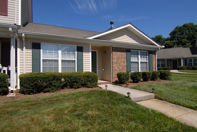 Foto del edificio - Charming 3 bedroom 2 bath Townhouse w/ fenced in yard located off Guilford College Road!