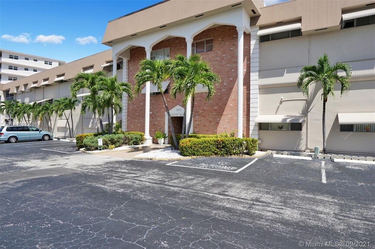 300 Golden Isles Dr Unit 216, Hallandale Beach, FL 33009 Condo for