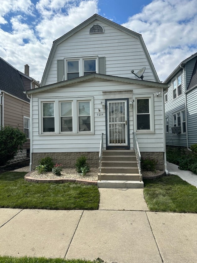 Photo - 5204 N Ludlam Ave (Chicago, IL)