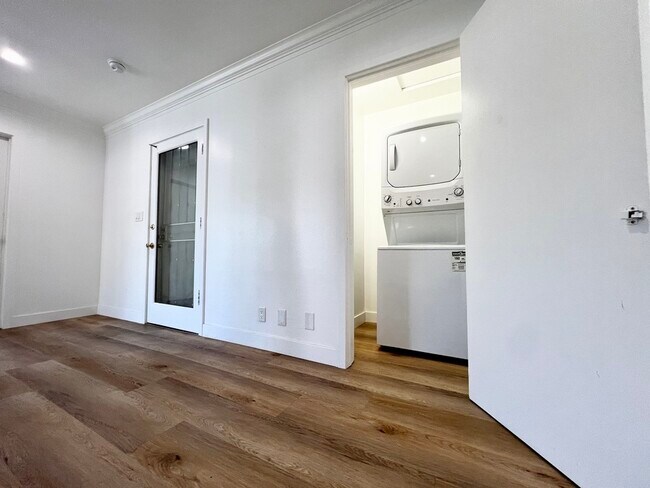 Building Photo - 1008 N Stanley-6